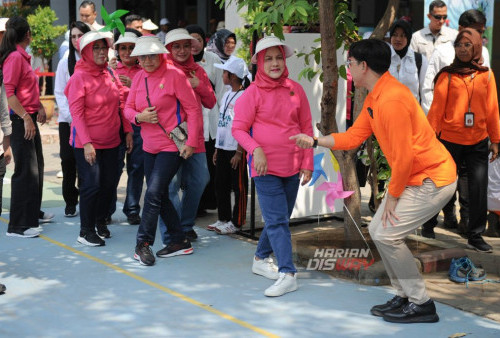 Ibu Hj. Iriana Joko Widodo tiba di Sekolah Dasar Negeri (SDN) Pakis III/370, Surabaya, Jawa Timur, Kamis, 26 Oktober 2023.a, Jawa Timur, Kamis, 26 Oktober 2023. Kunjungan kerja beserta Ibu-ibu dari Organisasi Aksi Solidaritas Era Kabinet Indonesia Maju (OASE KIM) itu untuk Mengampanyekan Sekolah Sehat dan menumbuhkan serta melestarikan permainan tradisional anak yang terkandung nilai-nilai kebersamaan sosial dan kreativitas. (Julian Romadhon/Harian Disway) 