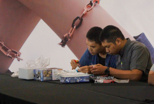 Warga mengunjungi Pameran Bandai Spirit Hobby Shop, Gunpla Builder World Cup (GBWC) yang digelar di Galaxy Mall 3, Surabaya, Jawa Timur, Selasa, 29 Agustus 2023. Bandai kembali menggelar Gunpla Builder World Cup (GBWC), ajang rakit Gundam tahunan yang sudah digelar sejak 2011 oleh Bandai. Bandai bekerja sama dengan Multi Toys selaku Official Partner dari Bandai untuk melaksanakan GBWC ke-11 di Surabaya. Kali ini Pameran Bandai Spirit Hobby Shop gelar mulai 18 Agustus hingga 3 September 2023. Selain menggelar kompetisi, acara ini juga menghadirkan Pameran Bandai Spirit Hobby Shop yang menjual berbagai model kit Gundam dan non-Gundam. (Muchamad Ma'ruf Zaky/Harian Disway)