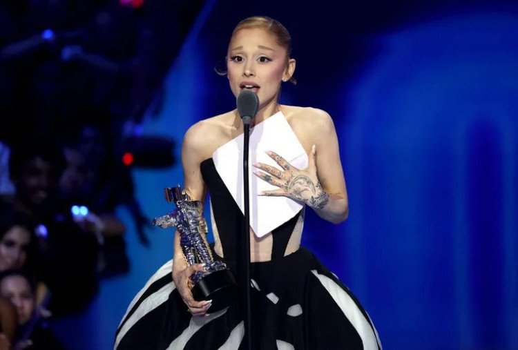 Ariana Grande Sabet Video of The Year di MTV VMA 2025, Ucapkan Terima Kasih ke Orang Ini!