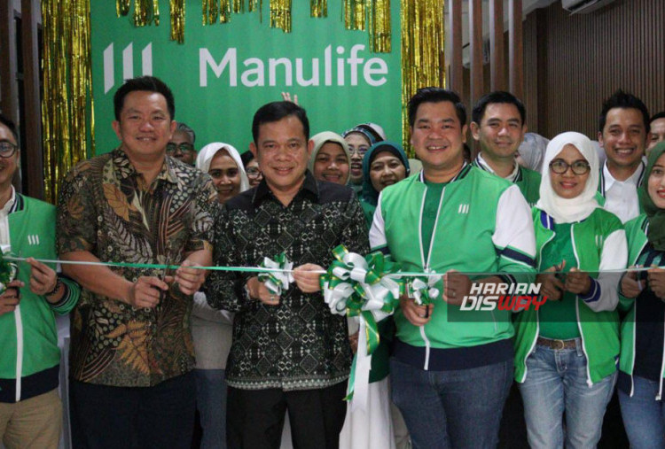 Ki–ka: Banie Alman, Chief Agency Officer (CAO) General Agency Manulife Indonesia; Stefanus Jerry Widjaja, SBP (Co-Founder GA WE Agency); Yogie Soedira, SBP (Founder GA WE Agency); William S. Soetrisno, General Manager Agency Manulife Indonesia; Nurwahidah, SBP (Co-Founder GA WE Agency); serta Shafira Bawazier, Direktur Distribusi Manulife Syariah Indonesia.