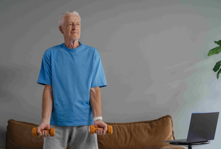 6 Manfaat Angkat Beban untuk Lansia, Cegah Osteoporosis hingga Jaga Massa Otot