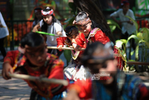 Flesh Mob Tarian Tradisional di Kebun Binatang Surabaya