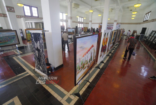 Sebanyak 60 pelukis memajangkan karya lukisnya di De Javasche Bank, Surabaya, Jawa Timur, Kamis 18 Agustus 2022. Pameran yang diikuti perupa dari berbagai daerah di Indonesia tersebut bertakjuk The Freedom of Art from De Javasche Bank sebagai tanda kegairahan dunia seni rupa yang sempat lesu dihantam pandemi dan memperingati HUT RI ke-77.
