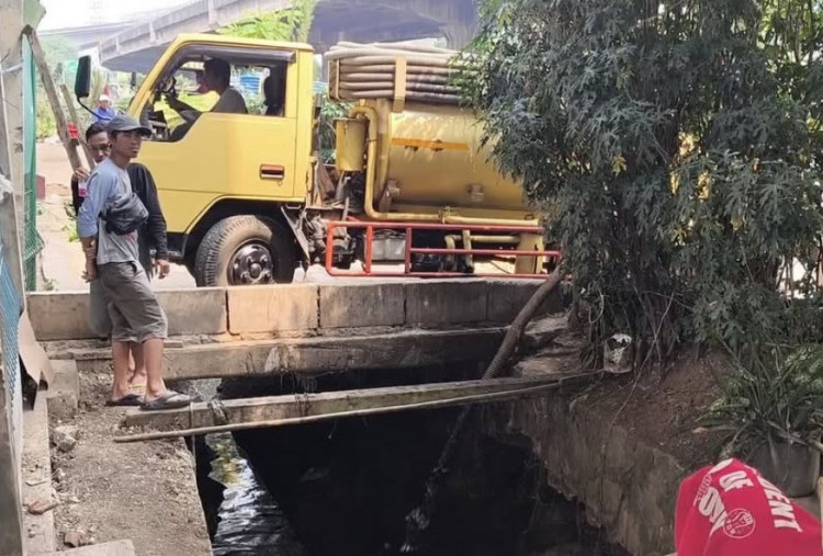 3 Truk Tinja yang Buang Limbah ke Saluran Air di Jaktim Terancam Dicabut Izin Usaha