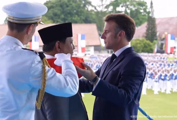 Prabowo Terima Tanda Jasa Penghargaan Kehormatan Tertinggi dari Macron di Akmil Magelang