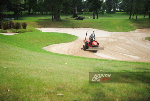 Pekerja merapihkan bunker lapangan golf di lapangan Golf Taman Dayu, Pasuruan, Jawa Timur, Senin, 19 Februari 2024. Lapangan golf yang telah lama menjadi tujuan utama para penggemar golf ini akan mengalami beberapa perubahan di bawah kepemilikan baru, dengan fokus pada meningkatkan pengalaman bagi para pengunjung dan anggota klub Golf yang berada di tanah air. CEO Perusahaan TANCORP dan Tanrise Property menyatakan keyakinannya bahwa akuisisi ini akan membawa nilai tambah yang signifikan bagi komunitas golf lokal dan memperkuat posisi perusahaan dalam industri hiburan. (Julian Romadhon/Harian Disway)