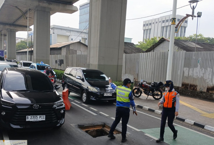 Keamanan Jalanan Jakarta Terancam: Penutup Saluran Air di Pancoran Raib di Pagi Hari