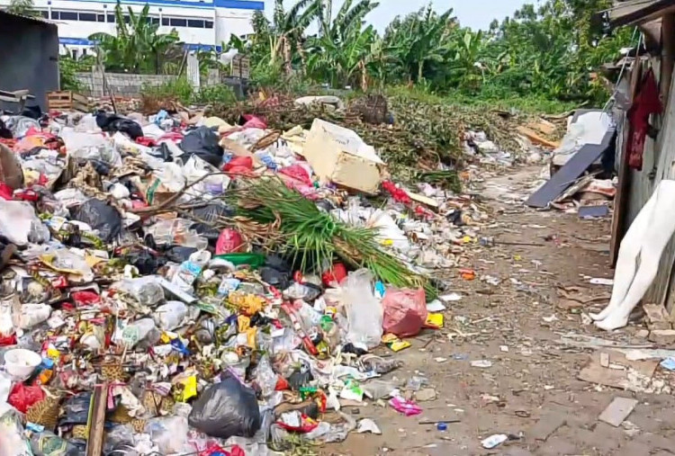 Dinas LH Kota Tangerang Kerahkan 5 Armada Angkut Sampah yang Tutupi Akses Jalan Rumah Warga di Karang Tengah