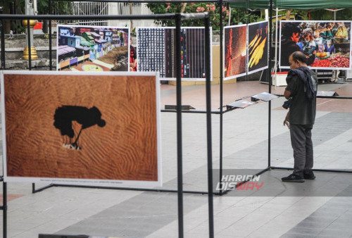 Pengunjung melihat karya foto dari pewarta foto Kantor Berita Antara yang dipamerkan di halaman Taman Bungkul Surabaya Jawa Timur, Rabu 29 November 2023. Pameran fotografi bertajuk 