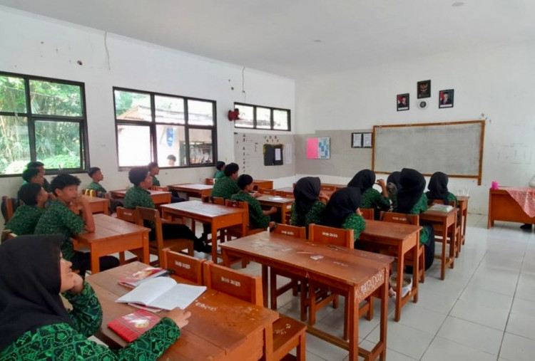 Kepsek Dicopot Buntut Tampar Murid Merokok, Ratusan Siswa SMAN 1 Cimarga Kembali Bersekolah