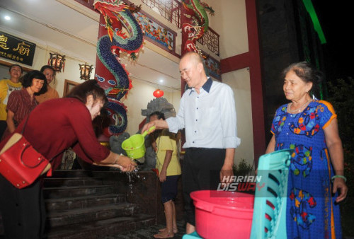 Umat Tionghoa mengikuti ritual Jie Shi Siang An di Kelenteng Ba De Miao (Delapan Kebajikan) Surabaya, Jawa Timur, Sabtu, 3 Februari 2024. Jie Shi Siang An atau Sembayang menghantar para suci naik ini digelar sepekan menjelang imlek tersebut sebagai penghormatan kepada para suci. (Julian Romadhon/Harian Disway)
