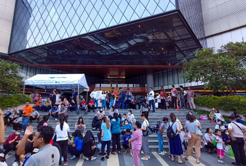 Selain itu, di pusat kota, beberapa bangunan tua tidak tahan terhadap guncangan gempa dan roboh. Tim penyelamat segera dikerahkan untuk mencari dan menyelamatkan mereka yang mungkin terperangkap di bawah reruntuhan. (Julian Romadhon/Harian Disway)
