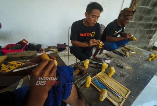 Sejumlah pengrajin melakukan proses pembuatan Wayang Potehi di klenteng Hong San Kiong di Gudo, Jombang, Jawa Timur, Sabtu 6 Agustus 2022. Kesenian khas Tiongkok tersebut masih tetap digelar di berbagai kesempatan khususnya menjelang perayaan Tahun Baru Imlek. 
