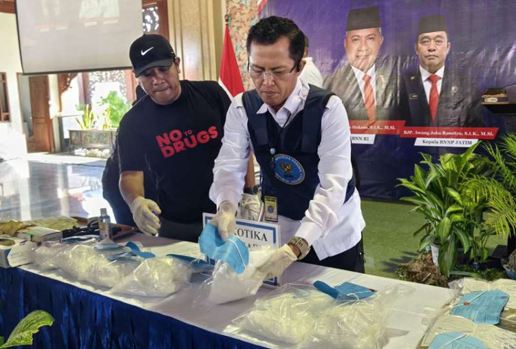 BNNP Jatim Musnahkan 17,4 Kg Sabu dan Ganja, 5 Tersangka Diamankan