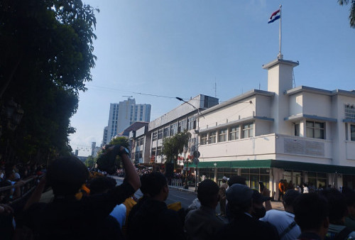 Ribuan Warga Tumplek Bleg di Tunjungan Demi Refleksi Perobekan Bendera Persembahan Roode Brug dan Surabaya Juang