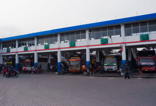 Setidaknya ada 20 ribu penumpang bus yang naik dari Terminal Purabaya Bungurasih, Surabaya, Jawa  Timur, Jumat 29 April 2022. Foto: Safitri Riyanti