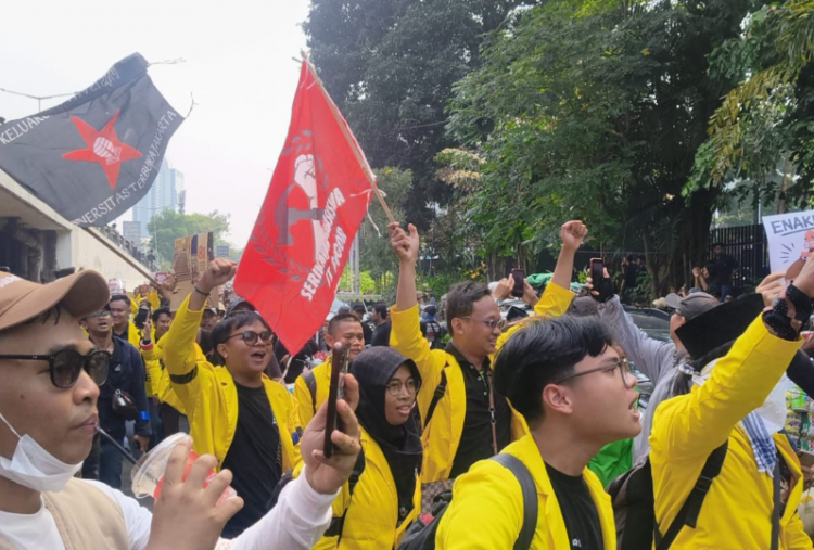 Gelombang Mahasiswa Mulai Bergerak ke DPR, Pakai Almamater Kuning Universitas Terbuka