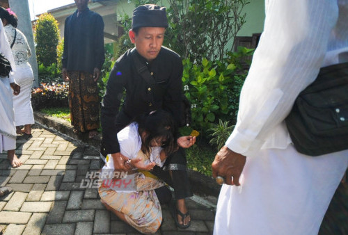 Seorang yang mengikuti Kirab Leluhur Nusantara kerasukan saat akan tiba di Pura Penataan Luhur Medang Kamulan, Gresik, Jawa Timur, Jumat (30/6/2023). Kirab Leluhur Nusantara tersebut digelar jelang Upacara Nata Jagat dengan tujuan munutup rangkaian Hari Lahir Pangcasila serta menjaga keharmonisan antara manusia dengan alam.
