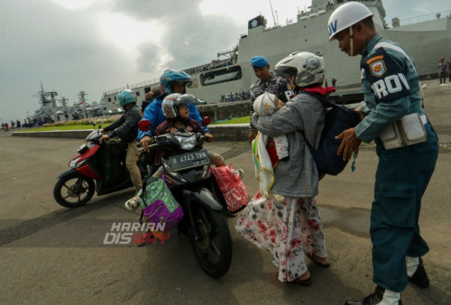 Polisi Militer membantu warga mengangkat barang bawaannya saat turun dari kapal perang KRI Banjarmasin-592 di Dermaga Ujung Koarmada II, Surabaya, Jawa Timur, Kamis (20/4/2023). Sebanyak 198 orang pemudik mengikuti program mudik gratis naik kapal perang TNI Angkatan Laut KRI Banjarmasin-592 dari Jakarta ke Surabaya. (foto: Moch Sahirol) 