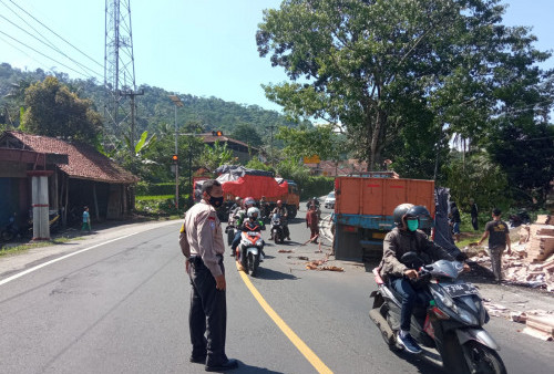 Rem Blong, Truk Muatan Keramik Tabrak Pembatas Jalan lalu Terguling di Gentong