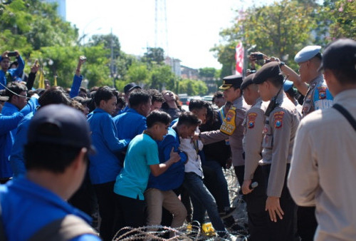 Wali Kota Surabaya Dinilai Gagal Urus Limbah Sampah, PMII Terobos Pagar Besi Polisi di Balai Kota