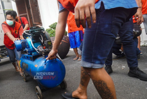 Pelaku Pembobol gudang yang terletak di kawasan Jalan Sukomanunggal Surabaya, berhasil diamankan pihak Kepolisian Satreskrim Polrestabes Surabaya beserta barang bukti yang dibeber di halaman Polrestabes Surabaya. Dari 6 orang yang ditangkap, tiga diantaranya merupakan pencuri di gudang masker. Sukomanunggal Surabaya tiga pelaku lainnya merupakan penadah hasil barang curian.