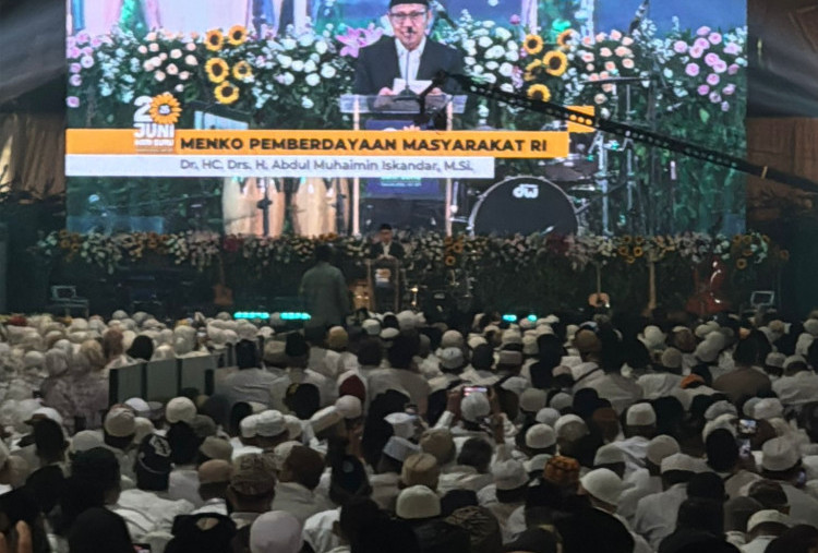 Menko Muhaimin Minta Ribuan Jamaah Doakan Pemimpin Bangsa di Hari Guru Tarekat Naqsyabandiyah di Depok