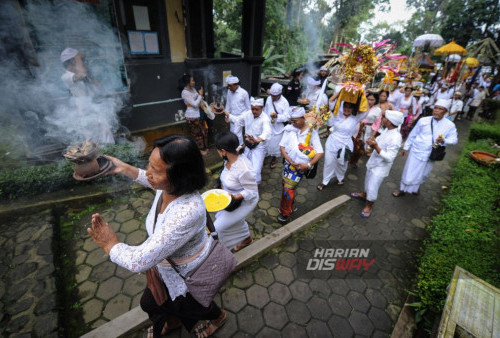 Patung Dewa Wisnu dan Dewi Laksmi, bersama dengan benda suci lainnya, disucikan dengan air suci sebagai bagian dari ritual penyucian jiwa dan alam.