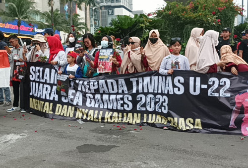 Antusias Warga DKI Sambut Arak-arakan Timnas Indonesia U-22
