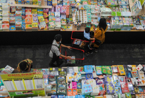 Sejumlah pengunjung membeli buku pilihannya di Big Bad Wolf Books (BBW) Surabaya yang digelar di Jatim Expo Convention Exhibition, Surabaya, Jawa Timur, Jumat 28 Juli 2023. Surabaya menjadi pemberhentian kota ke-3 dalam tur BBW 2023 yang bekerja sama dengan Dinas Perpustakaan dan Kearsipan Provinsi Jawa Timur. Big Bad Wolf Books (BBW) Surabaya digelar dengan mengusung tema #BACAITUKEREN, BBW Surabaya 2023 dengan buku yang serba baru yang dimulai mulai tanggal 28 Juli hingga 6 Agustus 2023.