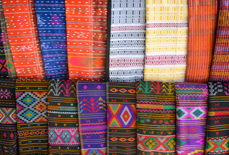 Mengenal Filosofi Kain Tradisional Indonesia: dari Batik, Tenun, hingga Lurik