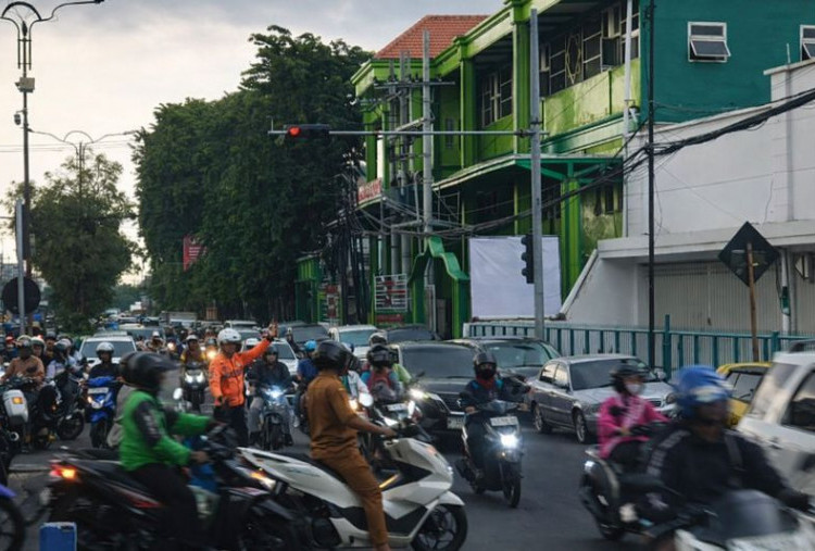 Macet Simpang Tiga Pucang Sidoarjo Jadi Keluhan
