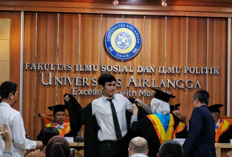 Angkat Pengaruh Konfusianisme dalam Kebijakan Luar Negeri Tiongkok, Probo Raih Gelar Doktor di Usia 30 Tahun 