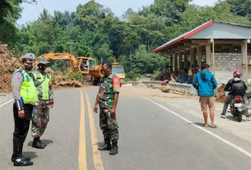 Longsor Tutup Akses Menuju Geopark Ciletuh Tertutup, 2 Pemotor Dan 1 ...