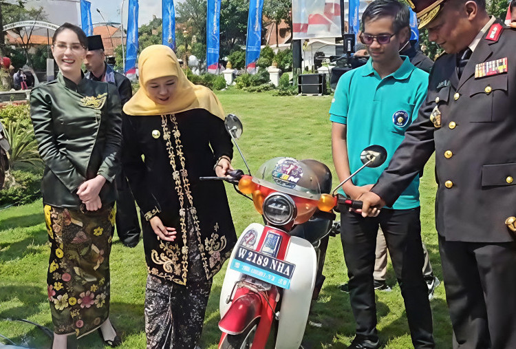 Hardiknas di Grahadi, Puluhan Kendaraan Listrik Karya Siswa SMK se-Jatim Dipamerkan