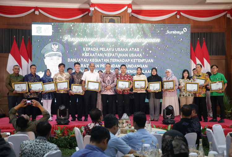Pemkot Surabaya Beri Penghargaan kepada 26 Pelaku Usaha Taat Lingkungan
