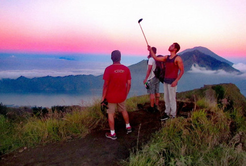 Menyaksikan Keindahan Matahari Terbit dari Puncak Gunung Batur dengan Baliventur