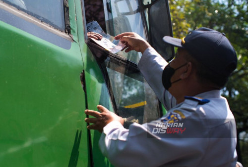 Petugas Dinas Perhubungan (Dishub) Kota Surabaya melakukan uji emisi kendaraan di Jalan. A. Yani, Surabaya, Jawa Timur, Rabu, 23 Agustus 2023. Uji emisi bagi kendaraan roda empat yang digelar Dinas Perhubungan Kota Surabaya tersebut sebagai upaya mewujudkan kualitas udara yang sehat di Kota Pahlawan. (Muhammad Ahkyar/Harian Disway)