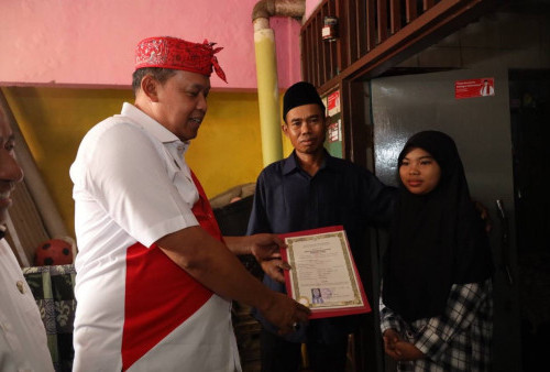 Ijazah Ditahan Sekolah 1 Tahun, Pelajar di Bekasi Mengadu ke Tri Adhianto, Langsung Ditebus !
