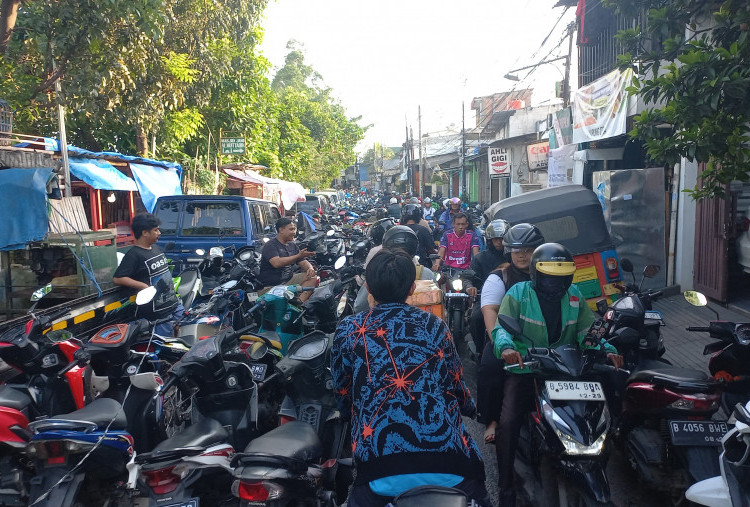 Kembangan Baru Semrawut, Jadi Parkiran Motor Dadakan Imbas Banjir Rendam Rawa Buaya