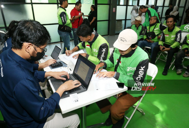 Pada tahap awal, layanan kesehatan dihadirkan langsung di Rumah Mitra dan kantor operasional Gojek dengan dukungan tenaga kesehatan dari Kementerian Kesehatan. Mitra Driver dapat menjalani pemeriksaan fisik, tes mata, tekanan darah, skrining gula darah dan kolesterol, hingga konsultasi kesehatan umum. Pemeriksaan lanjutan seperti EKG, IVA, donor darah, dan pemberian obat juga tersedia sesuai hasil pemeriksaan.