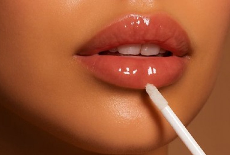 Glassy Lips Look, Sentuhan Makeup Simpel untuk Tampil Fresh