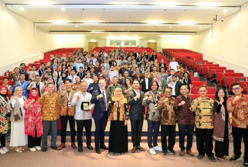 Beri Kuliah Umum di Inggris, Gubernur Khofifah Paparkan Kekuatan Jatim sebagai Pusat Gravitasi Indonesia  