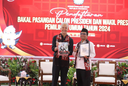 Pasangan bakal calon presiden dan calon wakil presiden Ganjar Pranowo dan Mahfud MD resmi mendaftar ke Komisi Pemilihan Umum (KPU) pada hari ini, Kamis (19/10).(Raka Denny/Harian Disway)