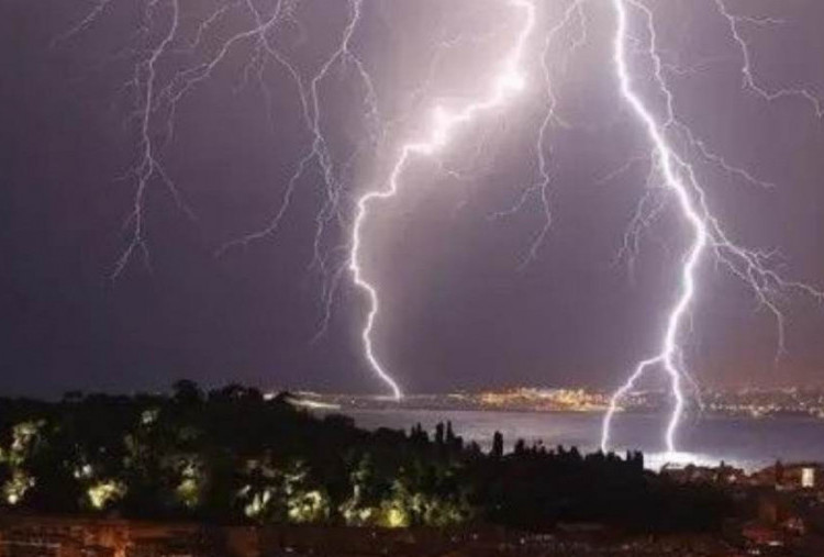 BMKG Peringatkan Potensi Hujan Lebat dan Petir di Sejumlah Daerah Indonesia Hari Ini