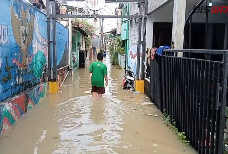 Banjir Setinggi 2 meter Rendam Kampung Kebon Pala Jakarta Timur