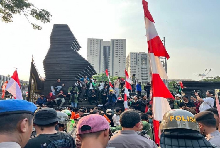 Aksi Demo di Jakarta Berlanjut, Mahasiswa Dobrak Gerbang Polda Metro Jaya