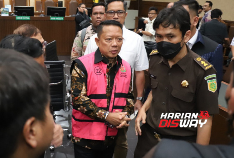 Terdakwa kasus dugaan pemerasan dan tindak pidana pencucian uang (TPPU) Febrie Adriansyah (tengah) meninggalkan ruang sidang usai mengikuti sidang dengan agenda tanggapan jaksa penuntut umum (JPU) atas nota perlawanan yang diajukannya bersama tim kuasa hukum di Pengadilan Tipikor, Jakarta, Rabu (21/10/2026). Dalam tanggapannya, JPU meminta majelis hakim menolak nota perlawanan tersebut dan melanjutkan persidangan ke tahap berikutnya. Foto: Raka Denny/Harian Disway