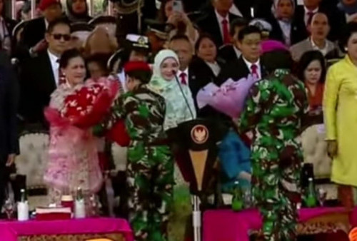 Tampil Luar Biasa! Srikandi TNI dan Polri Suguhkan Aksi Terjun Payung di Perayaan HUT Ke-78 TNI, Persembahkan Bunga Ke Iriana Joko Widodo