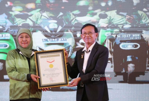 Gubernur Jawa Timur Khofifah Indar Parawangsa menerima menerima rekor MURI konvoi sepeda motor listrik terbanyak, yaitu 1500 motor secara bersamaan. Gebyar Konvoi Motor Listrik yang diikuti serentak oleh 12 Kota dan Kabupaten di Jawa Timur, mencapai total sekitar 1.500 peserta. Konvoi ini merupakan kolaborasi dari PLN dan Pemprov Jatim yang juga rangkaian dari peringatan Hari Jadi Jawa Timur yang ke-78 dan Hari Listrik Nasional ke-78. Konvoi diberangkatkan mulai dari garis start Gedung Negara Grahadi hingga finish di Masjid Nasional Al Akbar, Surabaya, Jawa Timur. (Moch Sahirol/Harian Disway)
